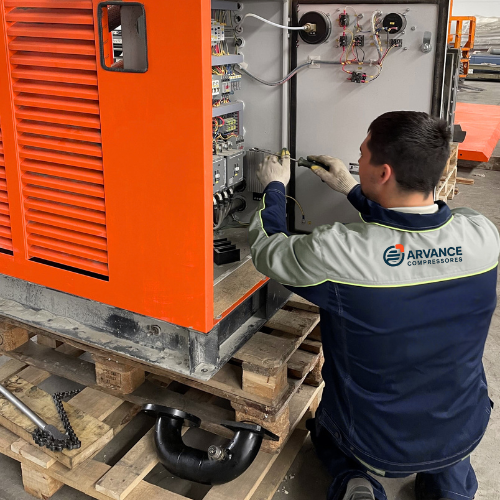técnico realizando manutenção de compressor de ar