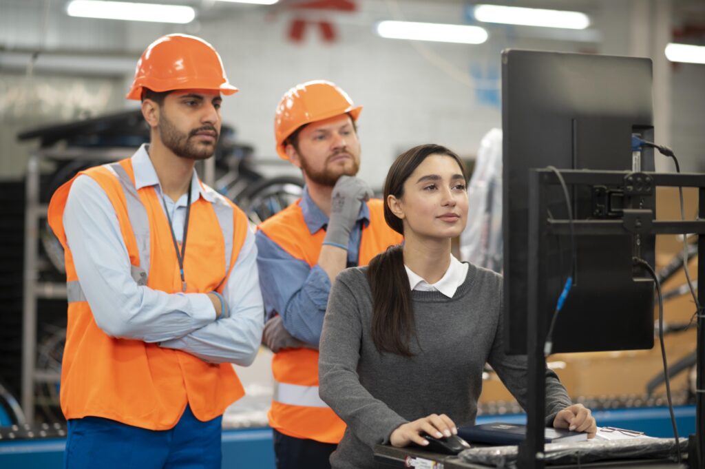 colegas em equipamentos de seguranca no trabalho