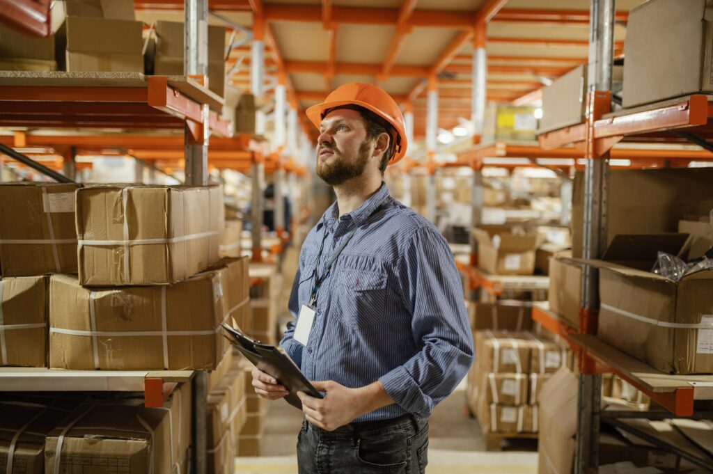 homem com equipamento de seguranca no trabalho